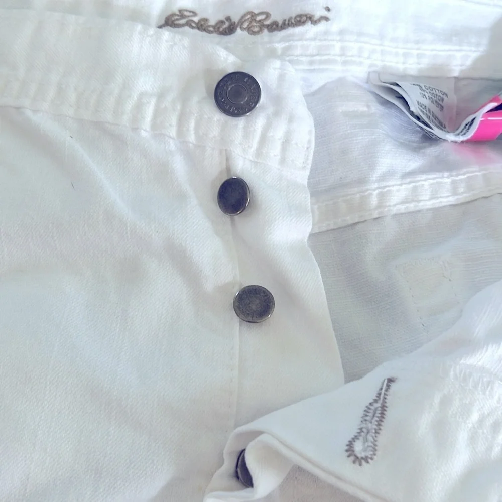 NWT- Eddie Bauer women’s Relaxed White Jeans 👖